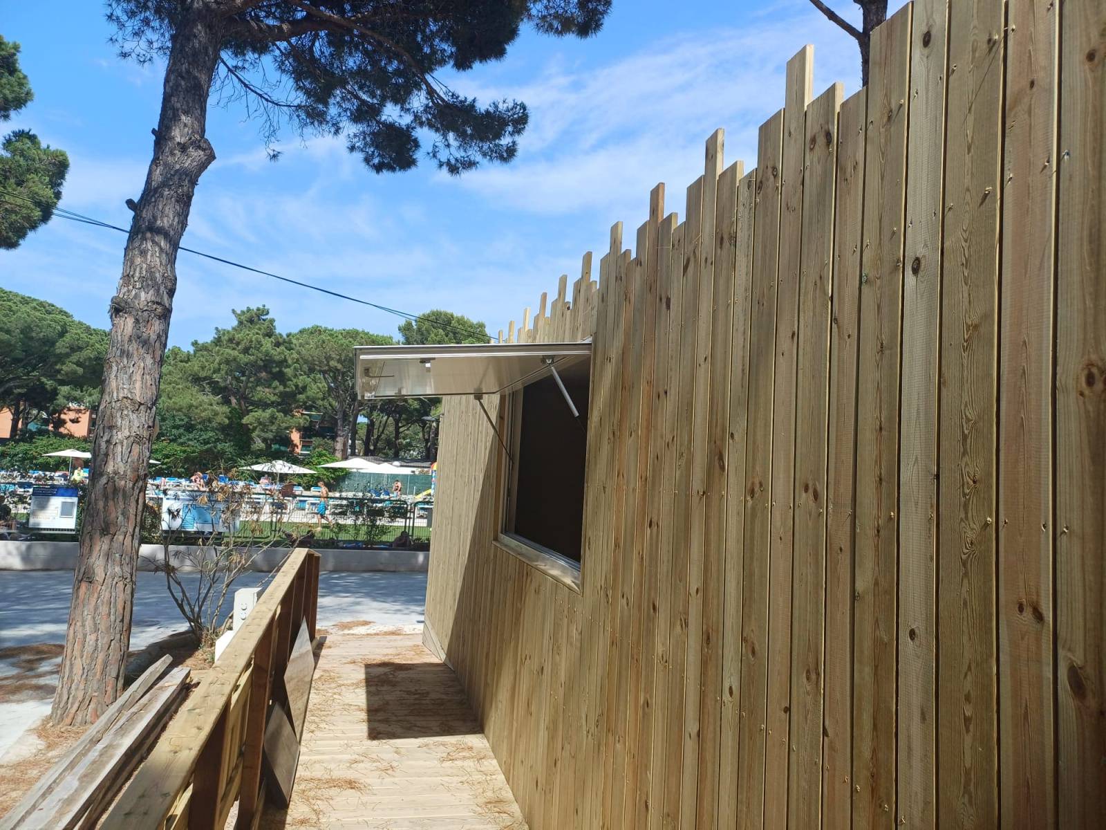 Pizzeria en container pour restauration rapide en plein air en Provence