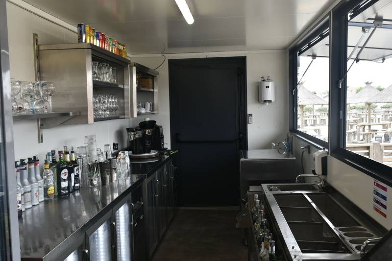 Container bar saisonnier installé à Sète : entièrement équipé avec matériel CHR et sur mesure
