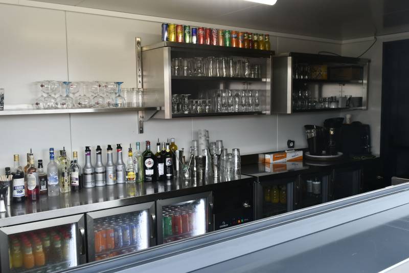 Container bar saisonnier installé à Sète : entièrement équipé avec matériel CHR et sur mesure
