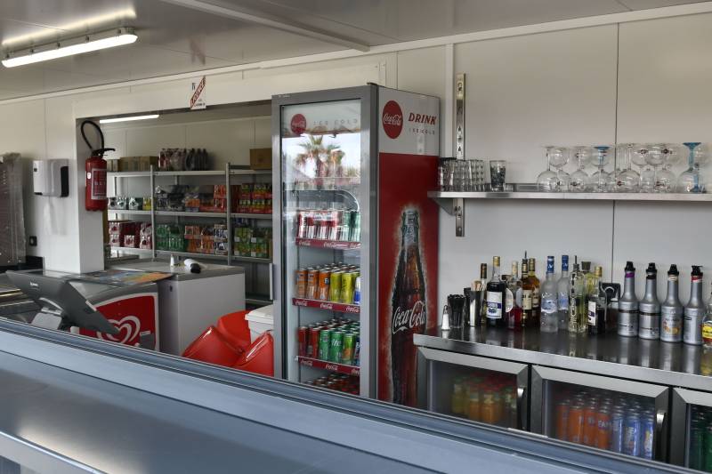 Container bar saisonnier installé à Sète : entièrement équipé avec matériel CHR et sur mesure