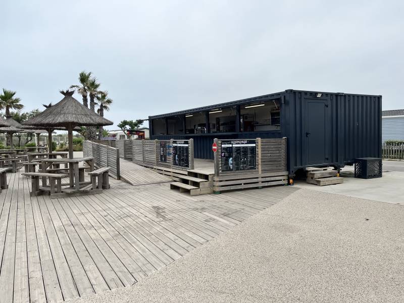 Container bar saisonnier installé à Sète : entièrement équipé avec matériel CHR et sur mesure
